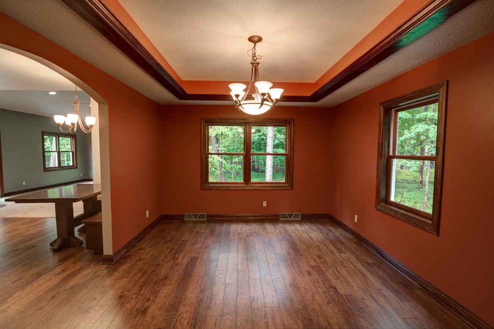 Klassisches Esszimmer mit braunem Holzboden in Milwaukee