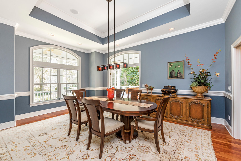 Источник вдохновения для домашнего уюта: отдельная столовая в классическом стиле с синими стенами и паркетным полом среднего тона без камина
