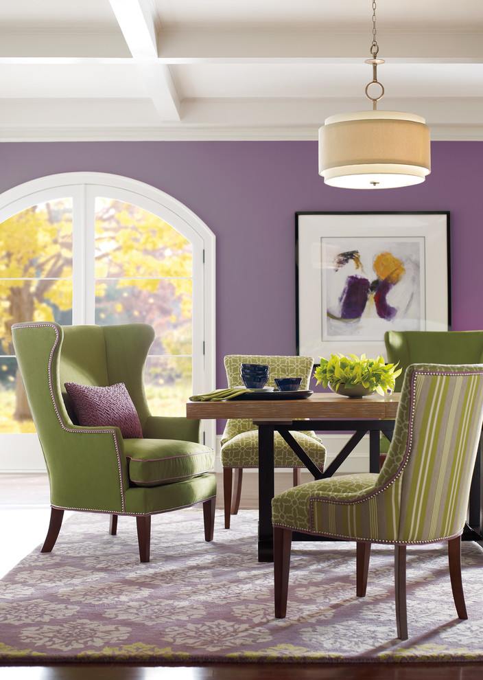 Immagine di una sala da pranzo aperta verso il soggiorno minimalista di medie dimensioni con pareti viola, parquet scuro, nessun camino e pavimento marrone