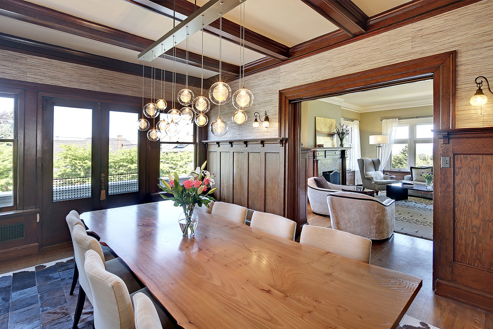 Foto di una sala da pranzo stile americano chiusa con pareti beige, pavimento in legno massello medio e pavimento multicolore