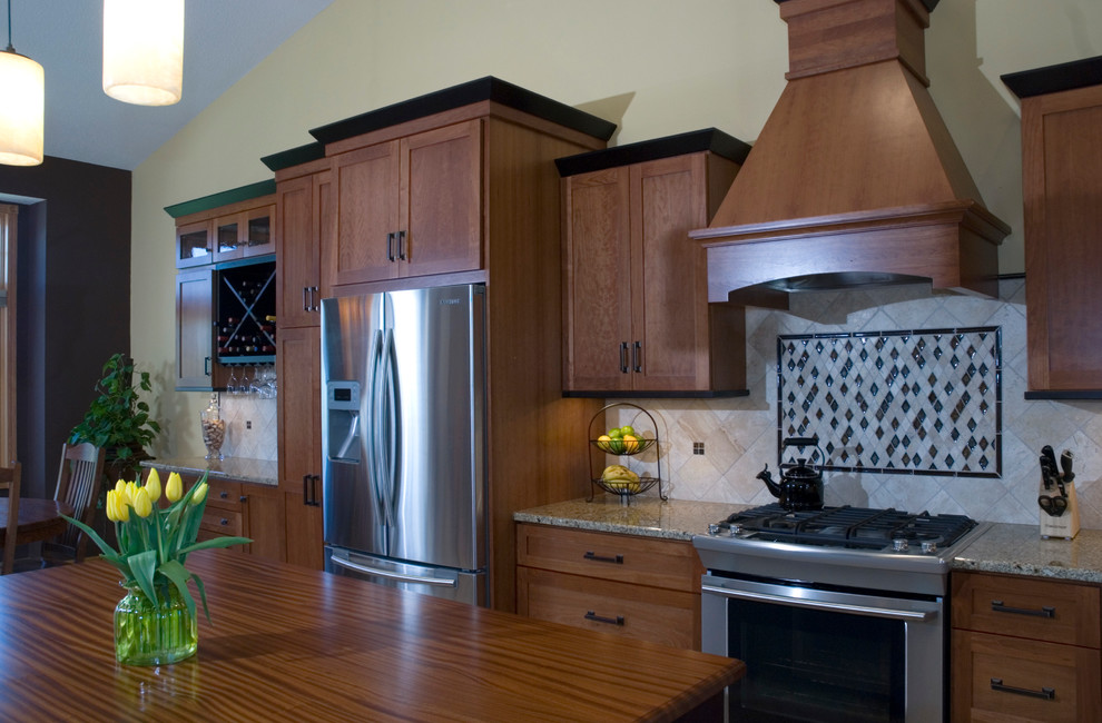 Стильный дизайн: кухня-гостиная среднего размера в стиле неоклассика (современная классика) с полом из керамогранита - последний тренд