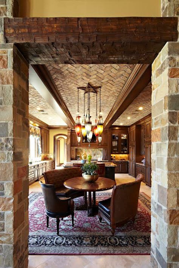 Esempio di una grande sala da pranzo american style chiusa con pareti gialle e pavimento in pietra calcarea