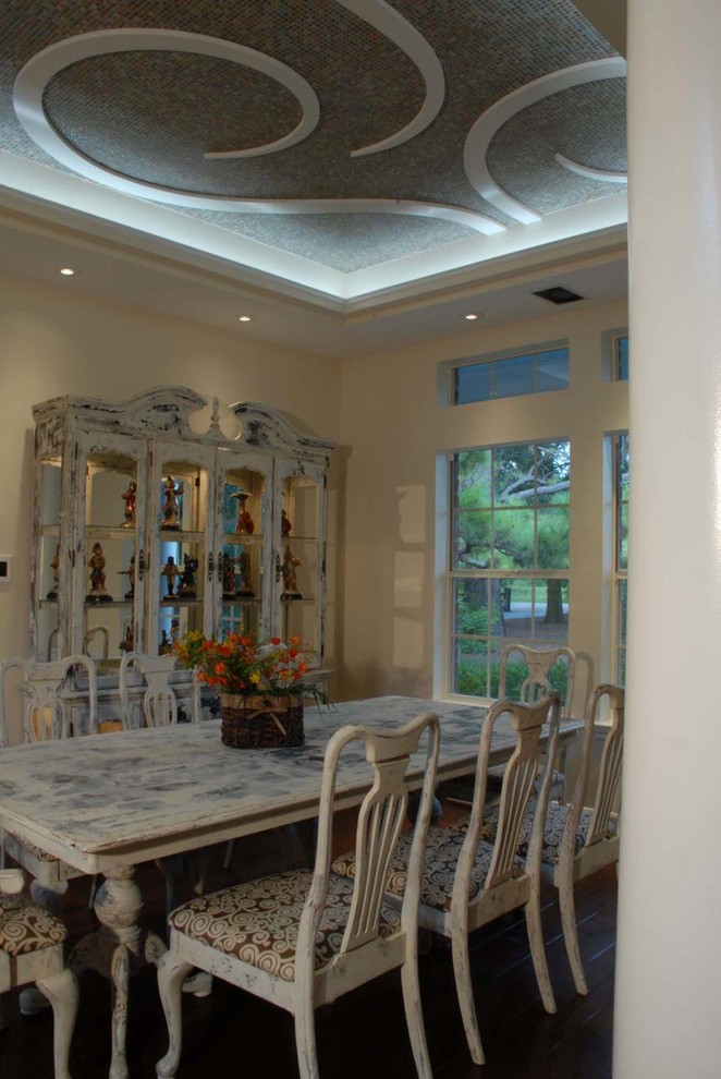 Immagine di una sala da pranzo stile rurale chiusa e di medie dimensioni con pareti beige e parquet scuro