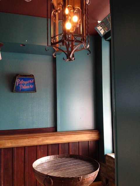 Modelo de comedor tradicional renovado con paredes azules