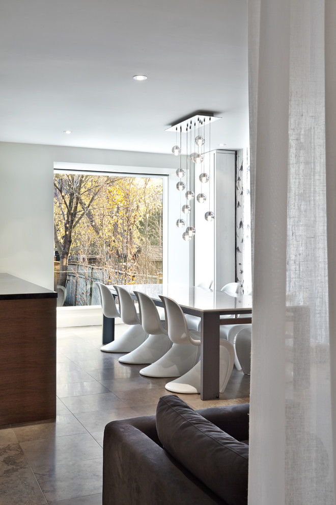 Imagen de comedor moderno con paredes blancas y cortinas