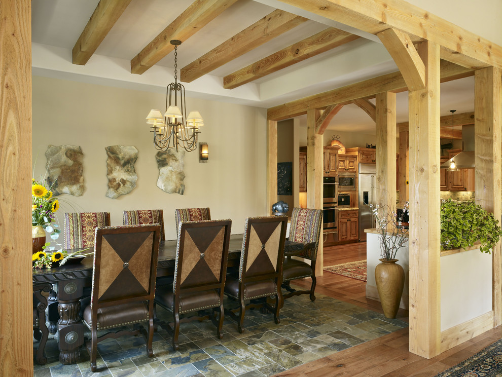 Cette image montre une salle à manger design fermée avec un mur beige et un sol en bois brun.