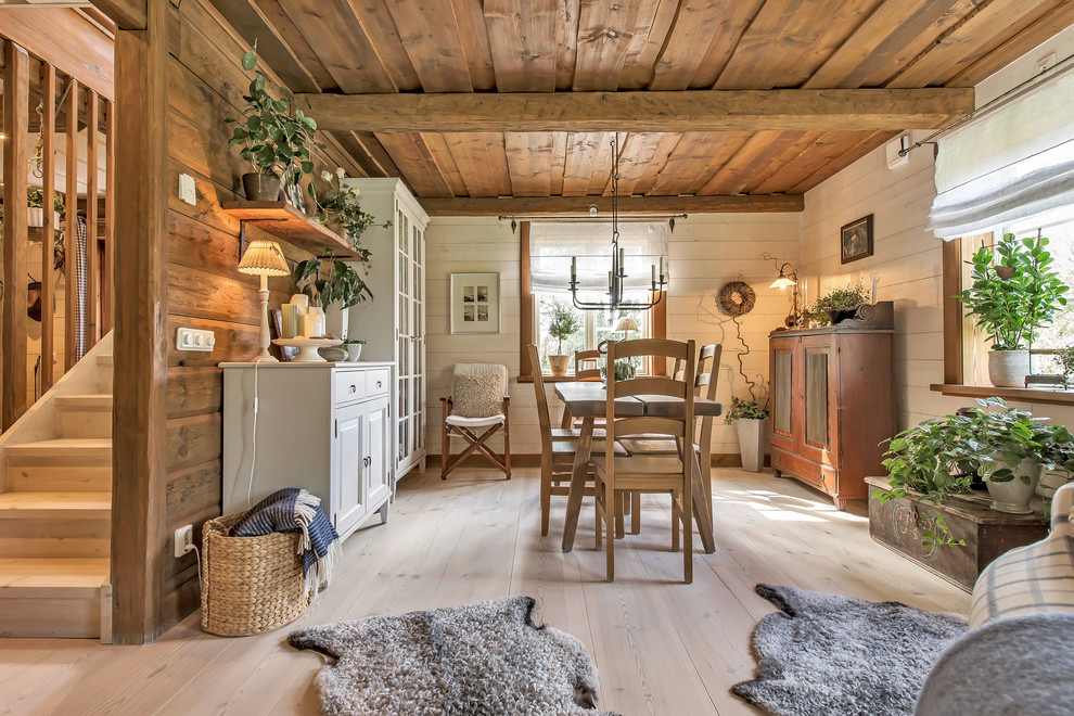 Ejemplo de comedor de estilo de casa de campo de tamaño medio abierto con paredes beige y suelo de madera clara