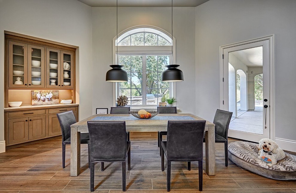 Пример оригинального дизайна: кухня-столовая среднего размера в классическом стиле с серыми стенами, темным паркетным полом и коричневым полом без камина