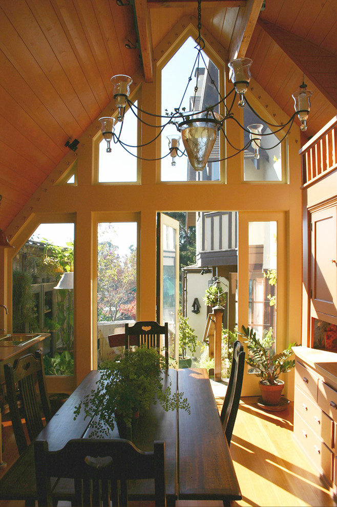 Geschlossenes, Mittelgroßes Stilmix Esszimmer ohne Kamin mit gelber Wandfarbe und hellem Holzboden in San Francisco