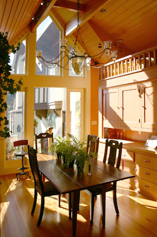Réalisation d'une salle à manger bohème fermée et de taille moyenne avec un mur jaune, parquet clair et aucune cheminée.