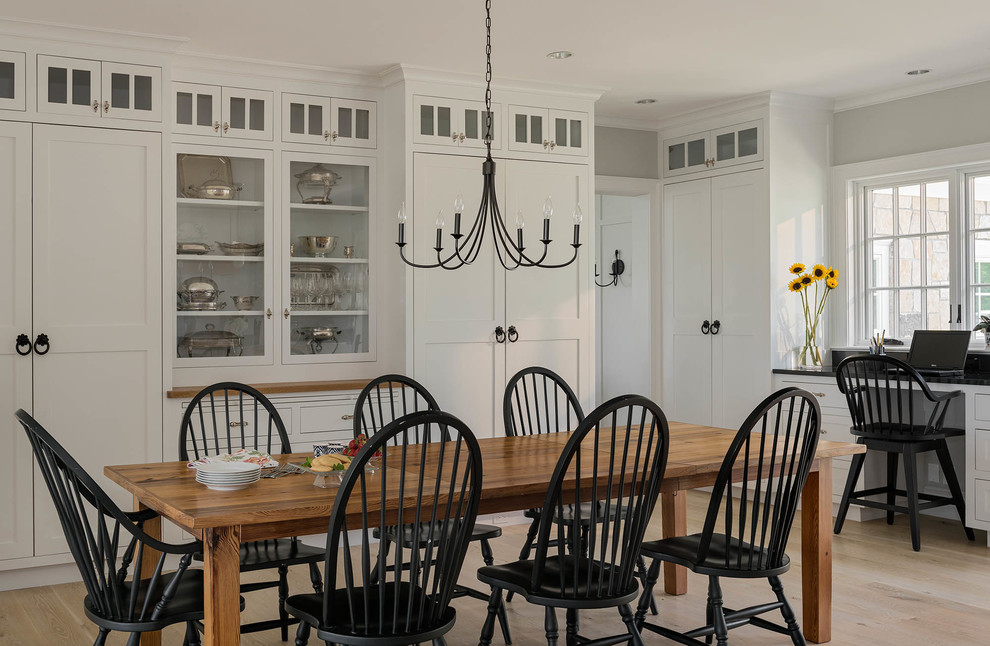 Inspiration pour une salle à manger ouverte sur la cuisine rustique de taille moyenne avec un mur gris, parquet clair, aucune cheminée et un sol beige.