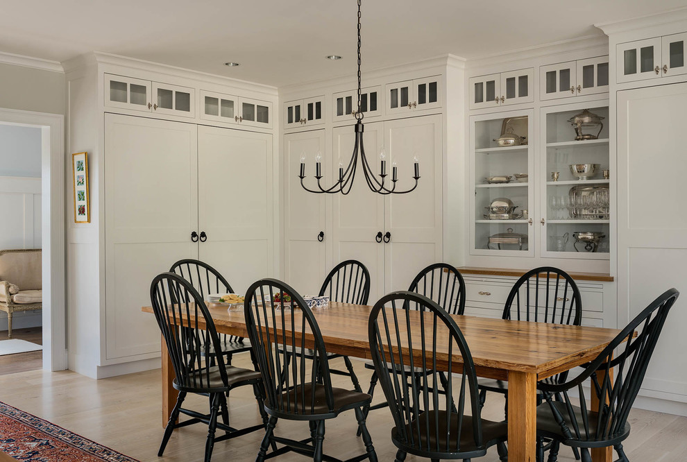 Пример оригинального дизайна: кухня-столовая среднего размера в стиле кантри с серыми стенами, светлым паркетным полом и бежевым полом без камина