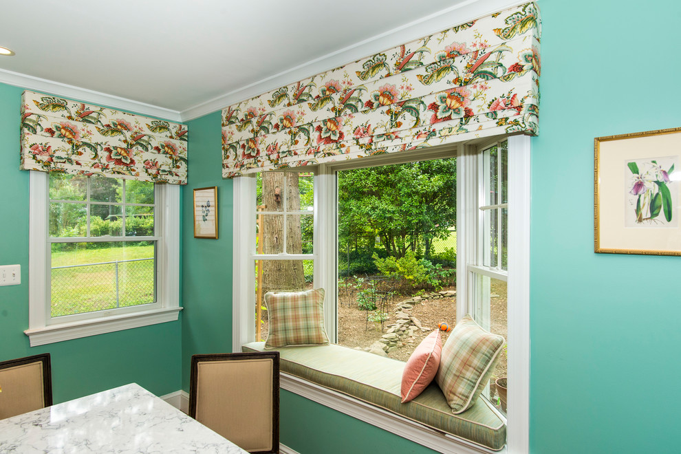 На фото: маленькая гостиная-столовая в классическом стиле с синими стенами, паркетным полом среднего тона и коричневым полом без камина для на участке и в саду