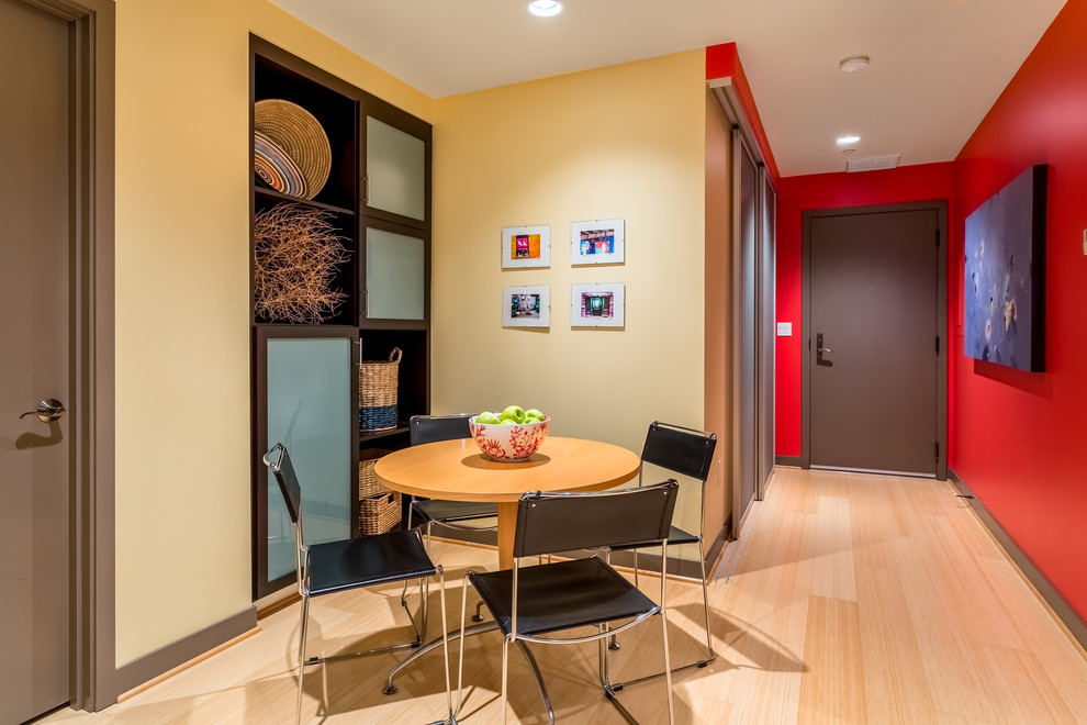 Foto di una piccola sala da pranzo aperta verso la cucina design con pareti gialle, pavimento in bambù e pavimento giallo