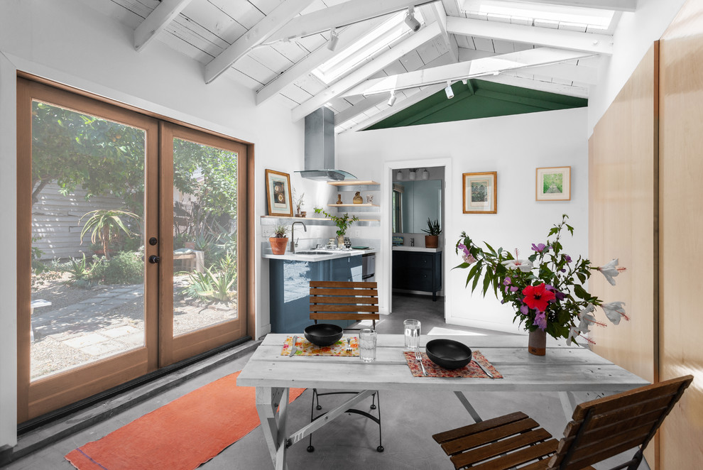 Источник вдохновения для домашнего уюта: маленькая кухня-столовая в морском стиле с белыми стенами, бетонным полом и серым полом для на участке и в саду