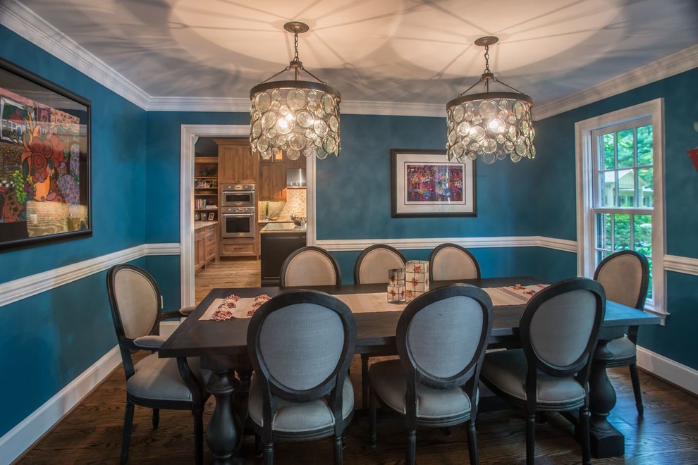 Imagen de comedor tradicional de tamaño medio cerrado con suelo de madera en tonos medios y paredes azules
