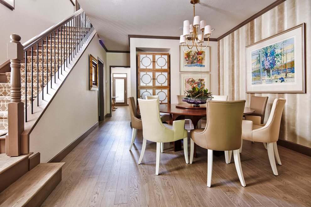 Inspiration pour une salle à manger ouverte sur le salon traditionnelle de taille moyenne avec un mur beige, un sol en bois brun et un sol beige.