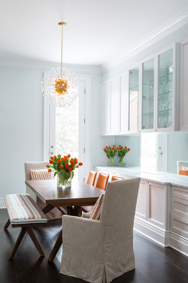 Esempio di una sala da pranzo aperta verso la cucina classica di medie dimensioni con pareti blu, parquet scuro e pavimento marrone
