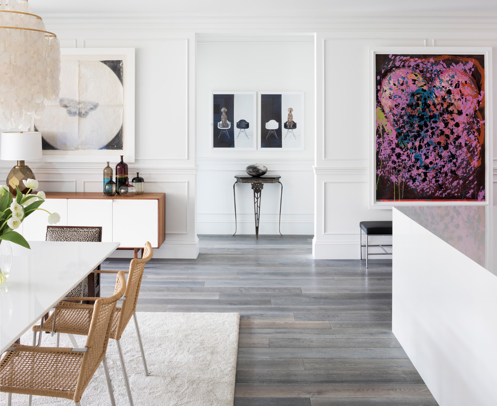 Ispirazione per una sala da pranzo aperta verso la cucina design di medie dimensioni con pavimento in legno massello medio, pavimento grigio, pareti bianche e nessun camino