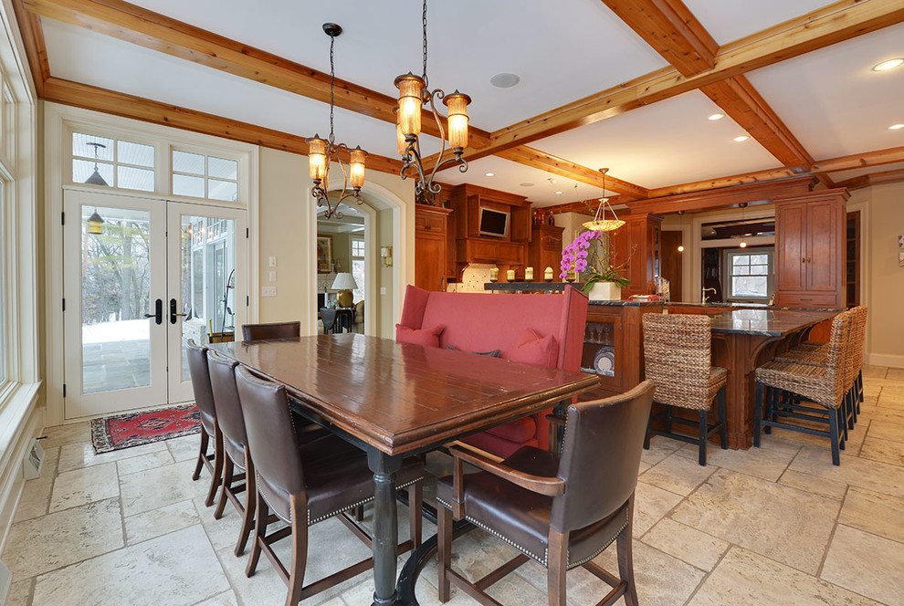 Cette photo montre une salle à manger ouverte sur la cuisine craftsman de taille moyenne avec un mur beige, un sol en travertin et aucune cheminée.