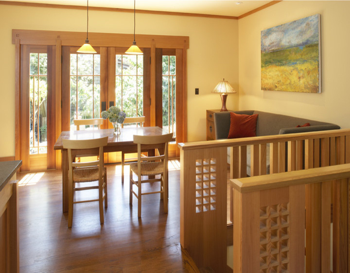 Immagine di una sala da pranzo boho chic con pavimento in legno massello medio
