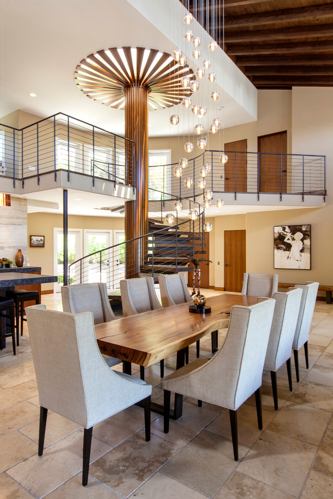 Idee per una sala da pranzo aperta verso il soggiorno minimal con pareti beige e pavimento beige
