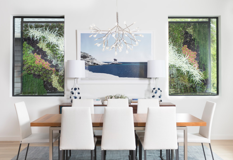 Idee per una sala da pranzo contemporanea con pareti bianche, parquet chiaro e pavimento beige
