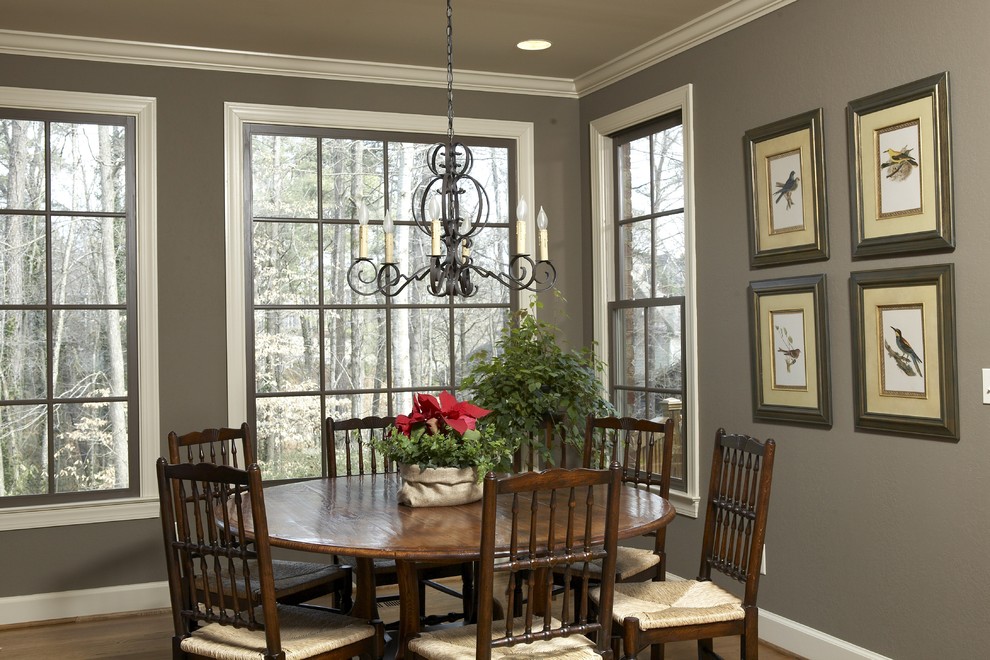 Стильный дизайн: столовая в классическом стиле с серыми стенами и темным паркетным полом - последний тренд