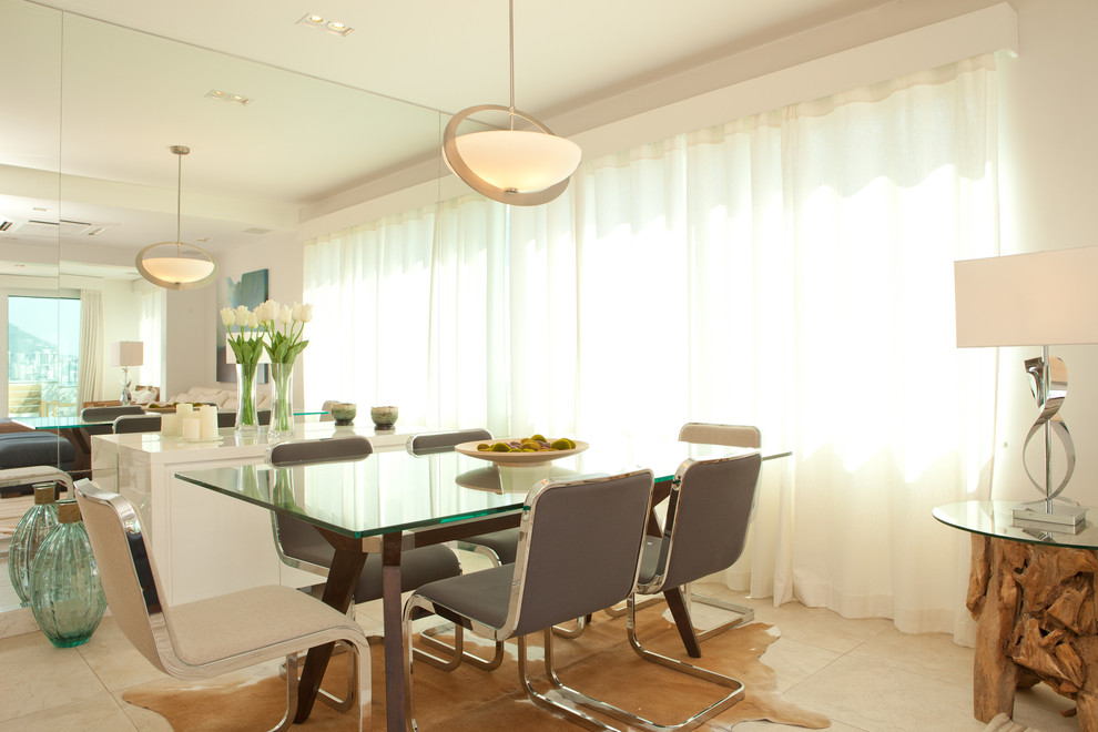 На фото: гостиная-столовая среднего размера в стиле неоклассика (современная классика) с белыми стенами и полом из травертина