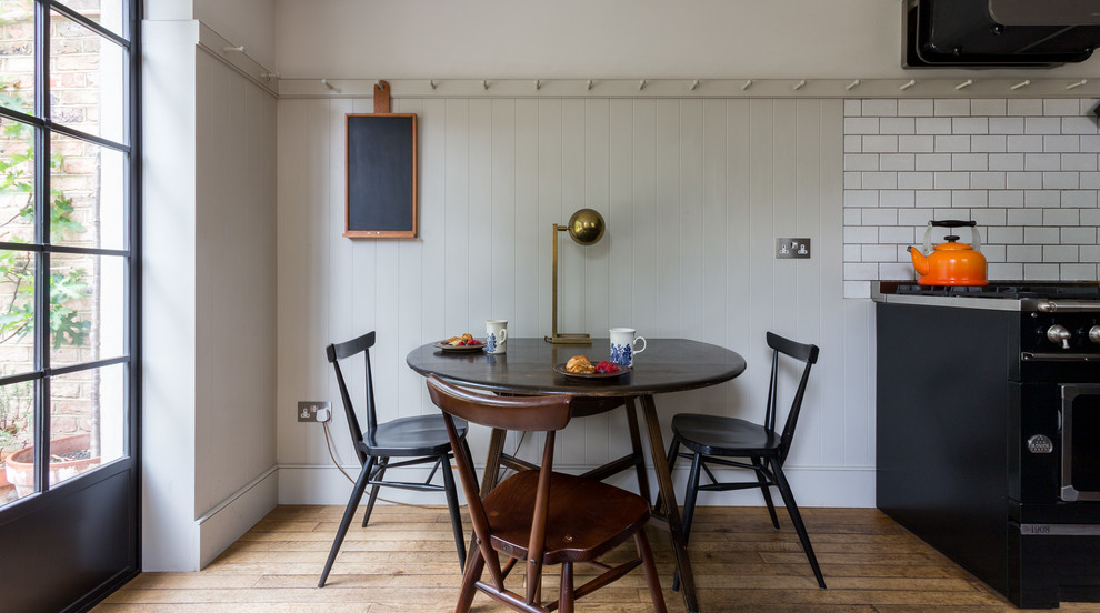 Idee per una piccola sala da pranzo aperta verso la cucina vittoriana con pareti grigie, pavimento in legno massello medio e nessun camino