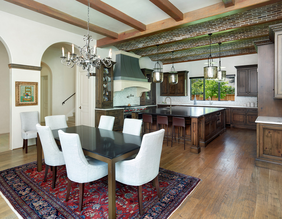 Idee per una sala da pranzo aperta verso la cucina mediterranea con pareti bianche e pavimento in legno massello medio