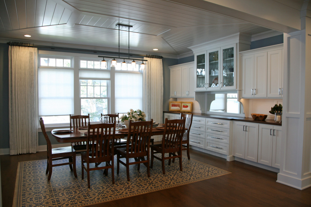 Пример оригинального дизайна: кухня-столовая среднего размера в морском стиле с синими стенами, паркетным полом среднего тона и деревянным потолком