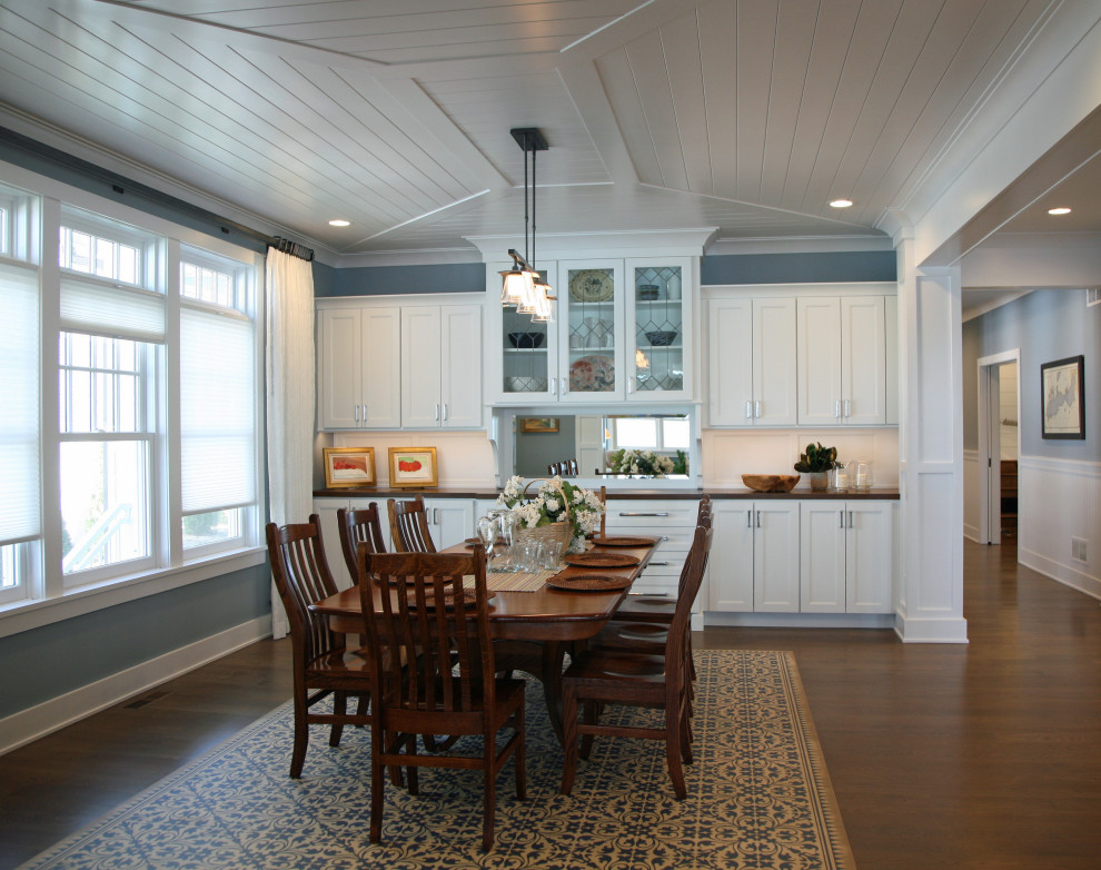 Exemple d'une grande salle à manger bord de mer avec un mur bleu, un sol en bois brun, un sol marron et un plafond en bois.