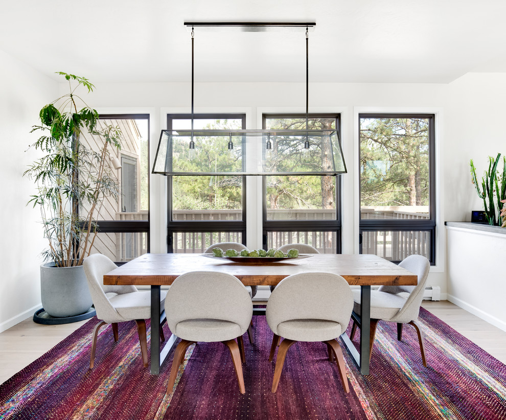 Immagine di una sala da pranzo aperta verso il soggiorno design con pareti bianche, parquet chiaro e pavimento beige