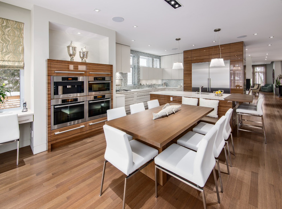 Источник вдохновения для домашнего уюта: кухня-столовая в современном стиле с белыми стенами и паркетным полом среднего тона