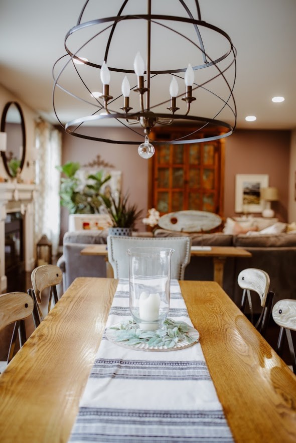 Immagine di una sala da pranzo aperta verso la cucina country di medie dimensioni con pareti beige, parquet scuro e pavimento marrone