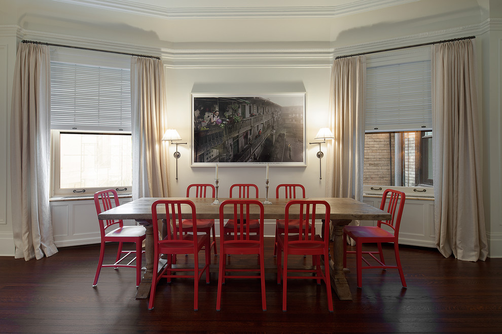 Cette image montre une rideau de salle à manger traditionnelle avec un mur blanc et parquet foncé.