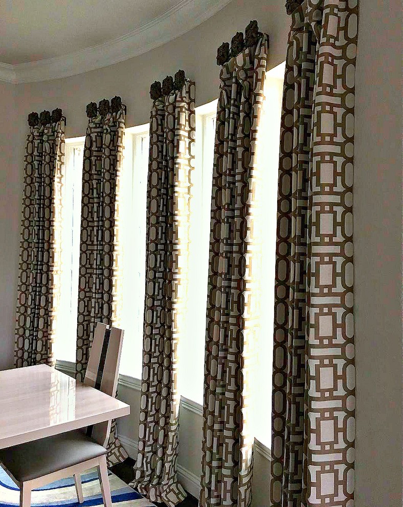 Свежая идея для дизайна: отдельная столовая среднего размера в стиле неоклассика (современная классика) с бежевыми стенами, темным паркетным полом и коричневым полом - отличное фото интерьера