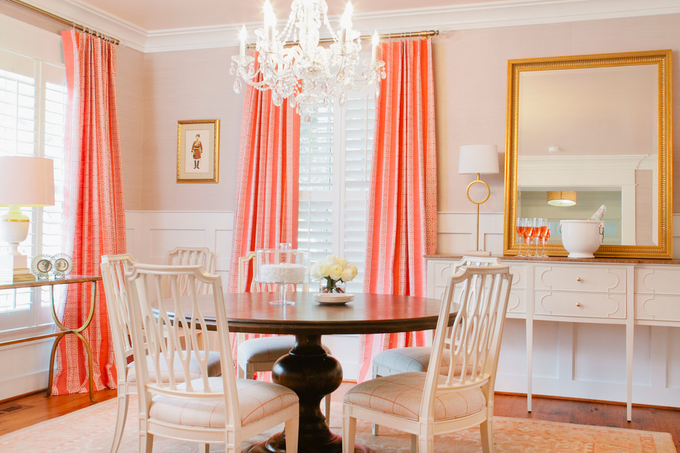 На фото: отдельная столовая среднего размера в классическом стиле с розовыми стенами и паркетным полом среднего тона без камина