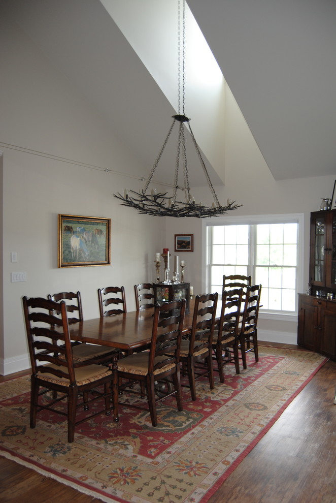Foto di una sala da pranzo aperta verso il soggiorno country con pareti grigie e pavimento in vinile