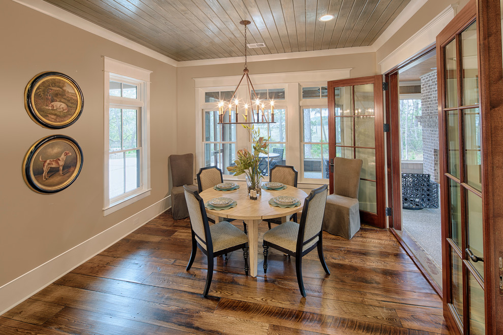 Foto di una grande sala da pranzo aperta verso il soggiorno tradizionale con pareti beige e pavimento in legno massello medio