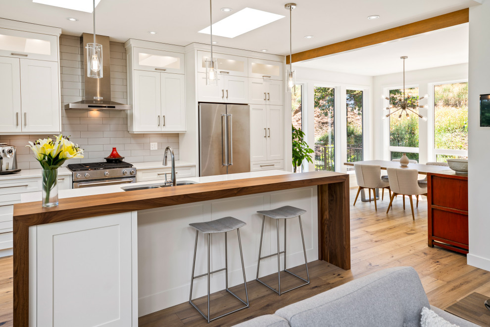 Eat-in kitchen - mid-sized coastal light wood floor eat-in kitchen idea