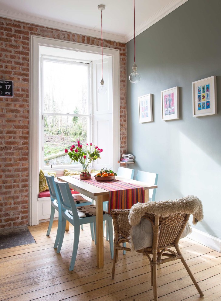 Ispirazione per una sala da pranzo aperta verso la cucina boho chic di medie dimensioni con pareti grigie, pavimento in legno massello medio e pavimento marrone