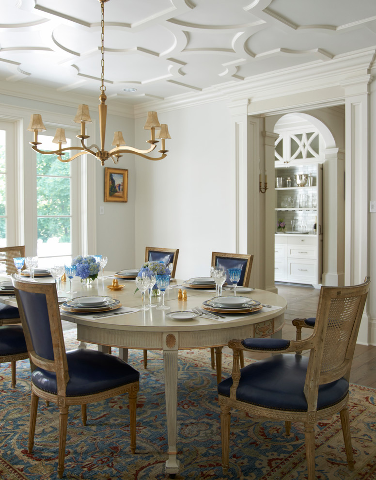 Foto di una grande sala da pranzo tradizionale chiusa con pareti bianche, pavimento in legno massello medio e pavimento marrone