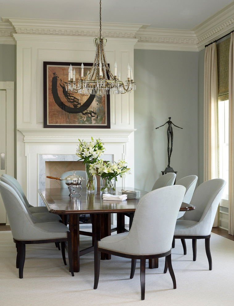 Свежая идея для дизайна: столовая в классическом стиле с стандартным камином и серыми стенами - отличное фото интерьера