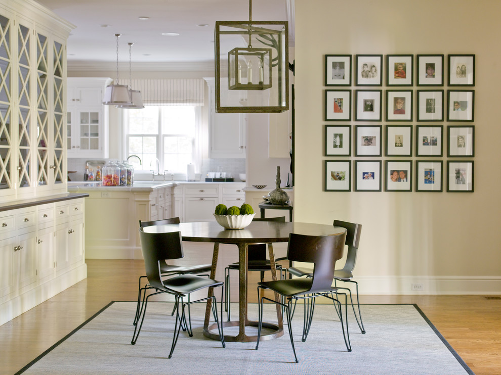 Klassische Wohnküche mit beiger Wandfarbe und braunem Holzboden in Dallas