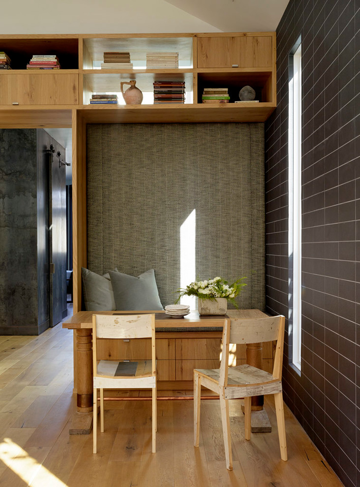Réalisation d'une salle à manger design avec un sol en bois brun.