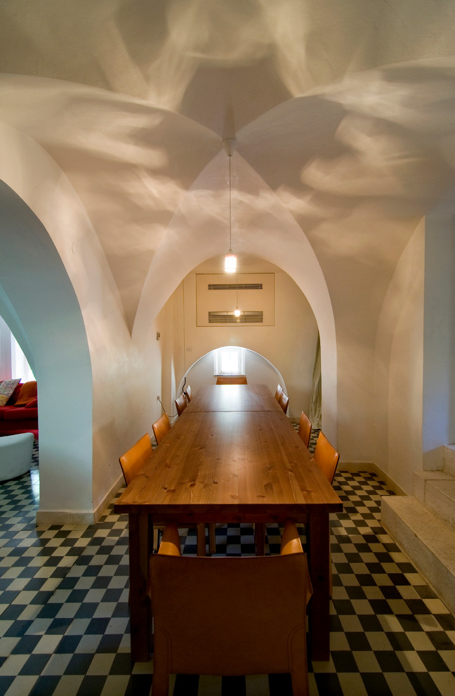 Idées déco pour une salle à manger méditerranéenne fermée avec un mur beige.