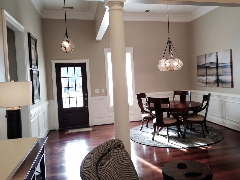 Idee per una sala da pranzo classica di medie dimensioni con pareti beige, pavimento in legno massello medio e pavimento marrone