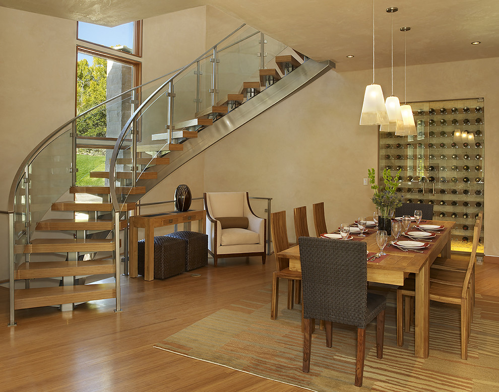 Cette image montre une salle à manger design avec parquet en bambou.